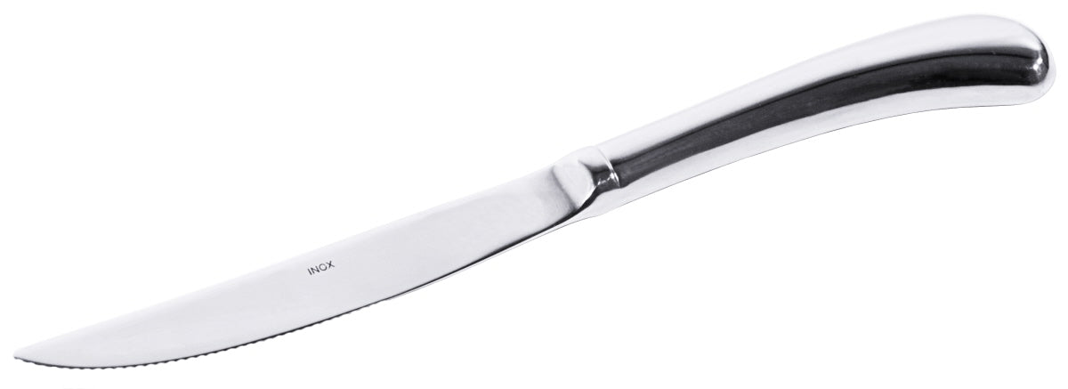 Silbernes Steakmesser auf weißem Hintergrund.