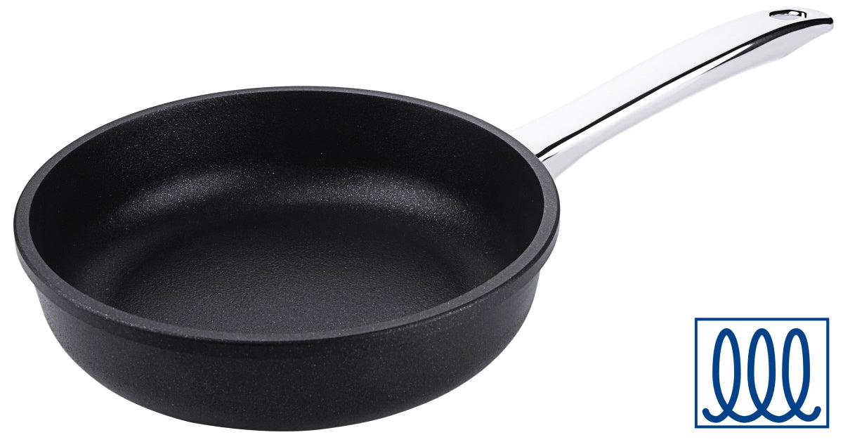 Schwarze Pfanne mit Metallgriff.