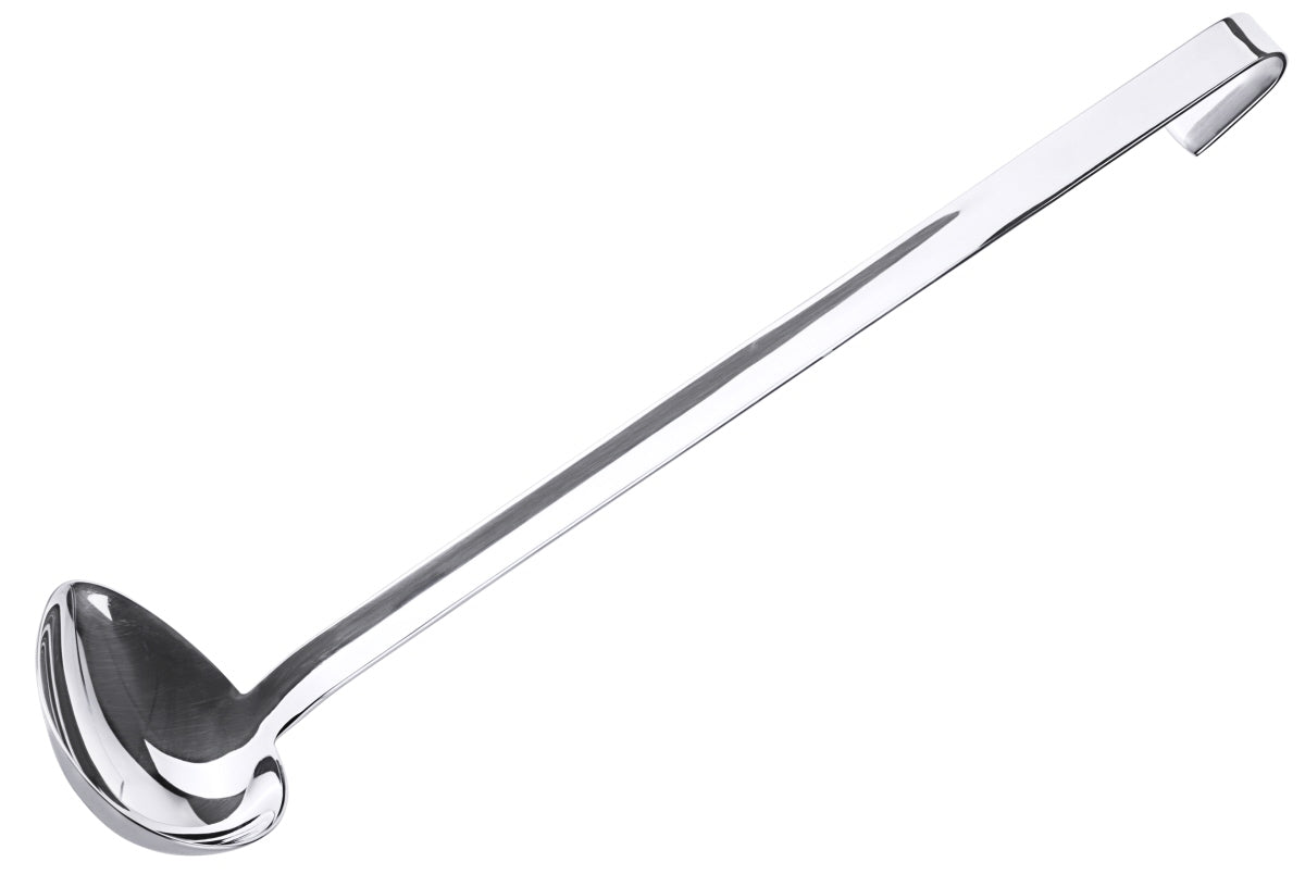 Silberne Suppenkelle aus Metall.