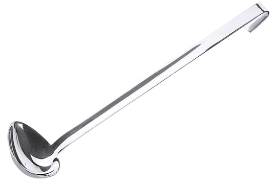 Silberne Suppenkelle aus Metall.