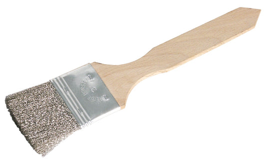 Grillbürste mit Holzgriff.