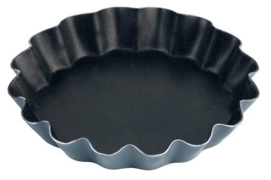 Schwarze, gewellte Backform aus Metall.