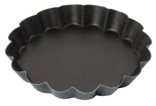 Schwarze, gewellte Backform aus Metall.