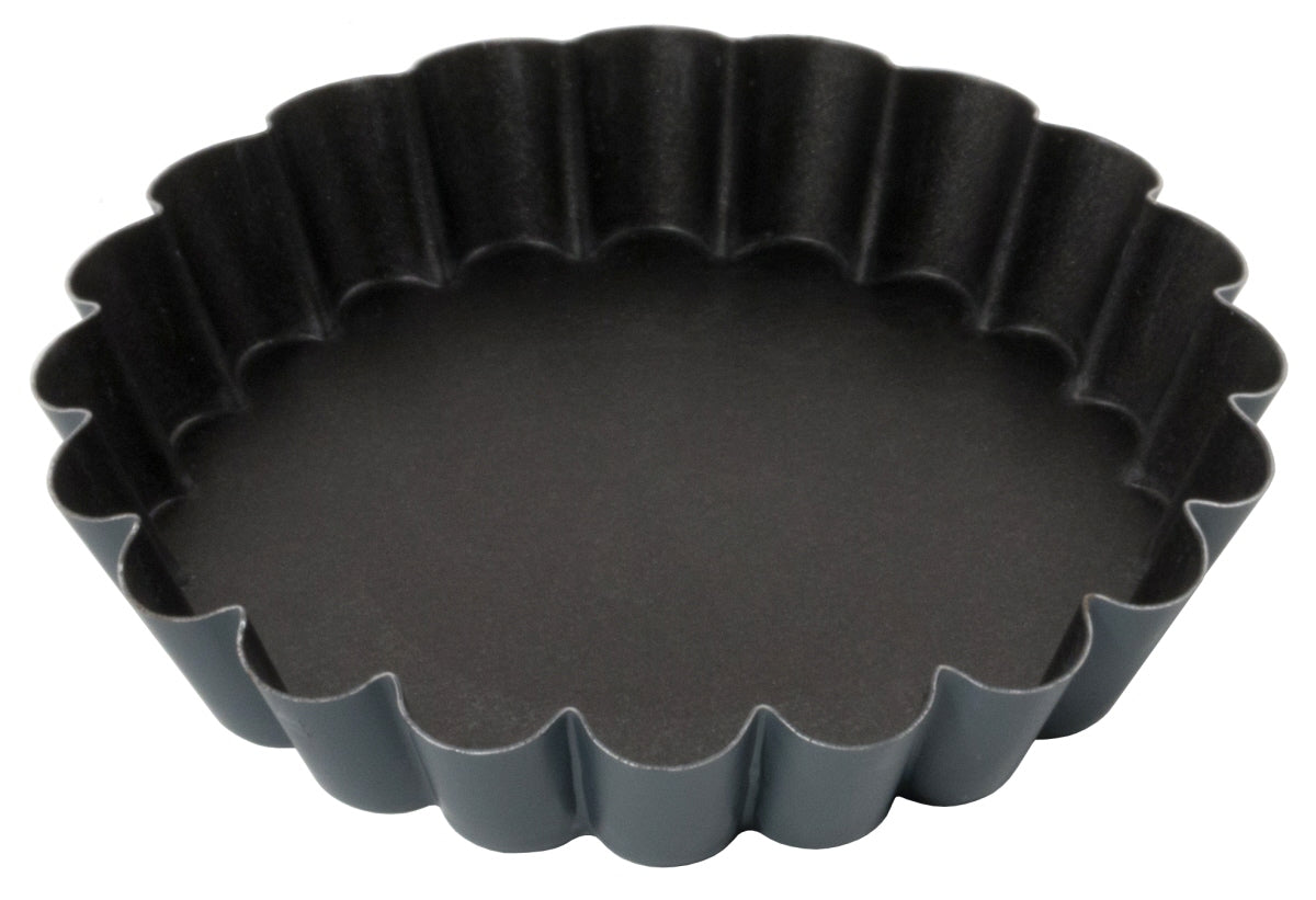 Schwarze, gewellte Backform, leer.