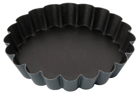 Schwarze, gewellte Backform, leer.