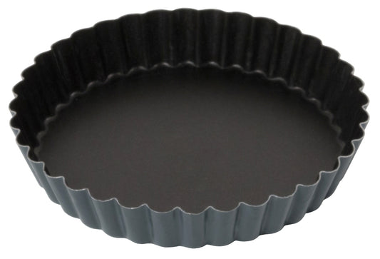 Schwarze, runde Backform mit Wellenrand.