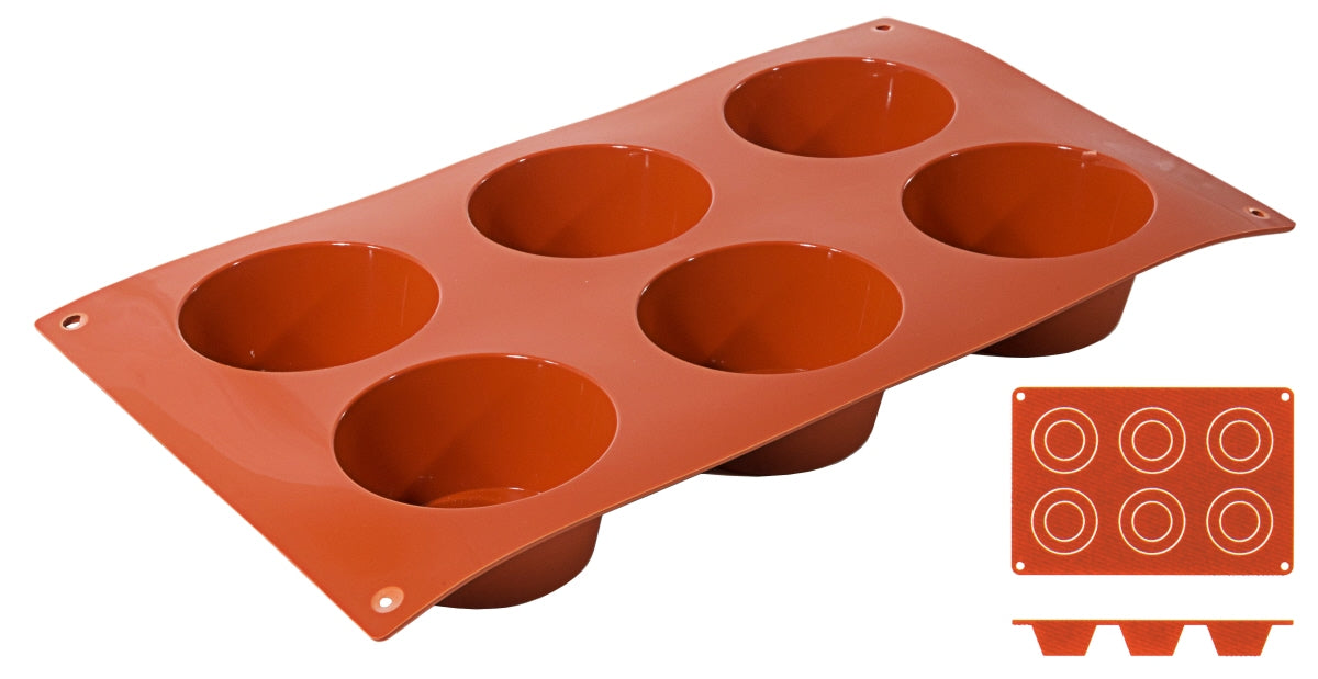 Rote Silikonbackform mit sechs Mulden.