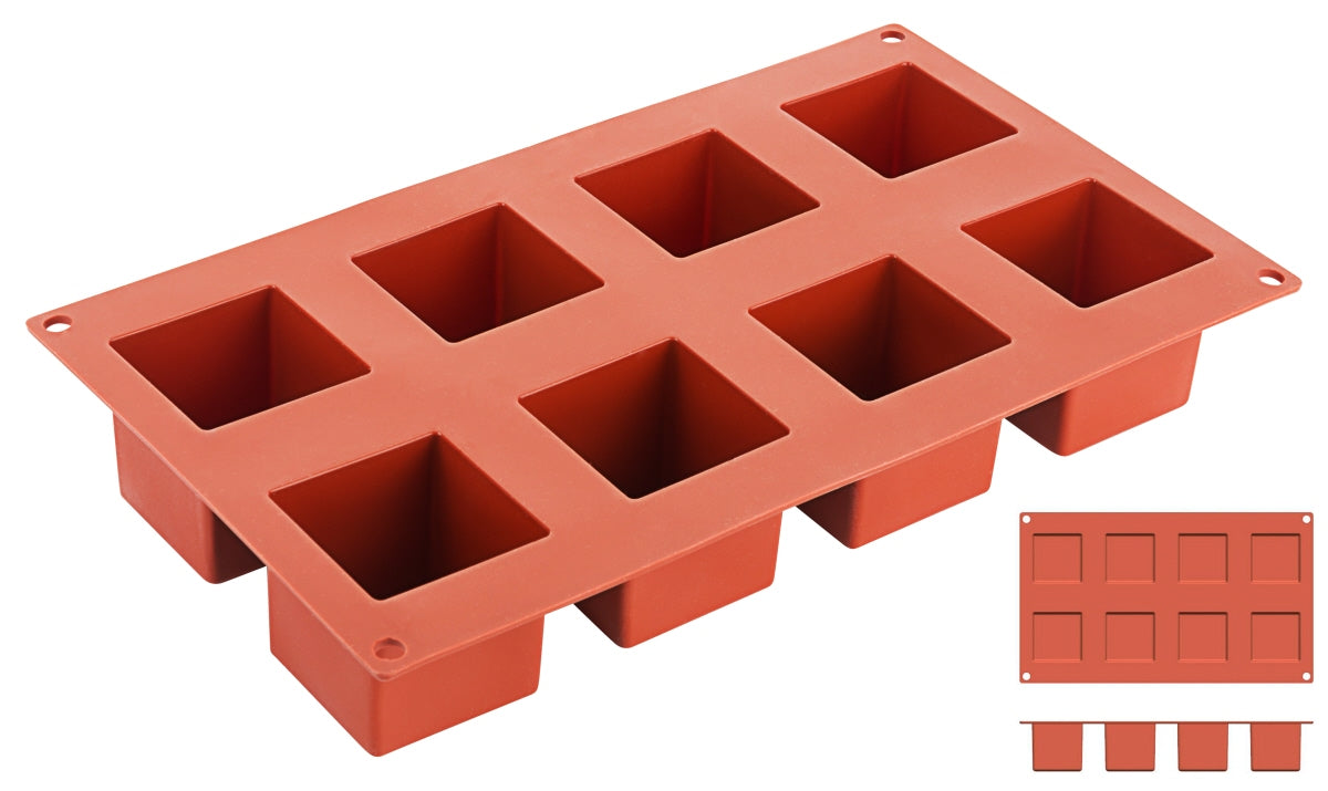 Rote Silikonform mit quadratischen Vertiefungen.