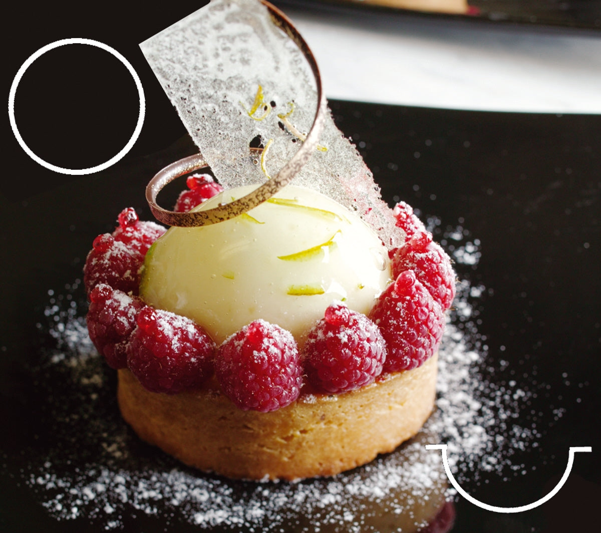 Dessert mit Himbeeren und Dekoration.