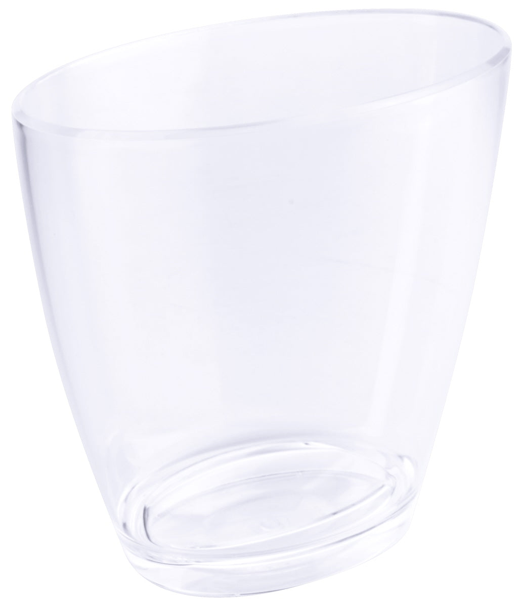 Transparenter Kunststoffbecher, leicht oval.