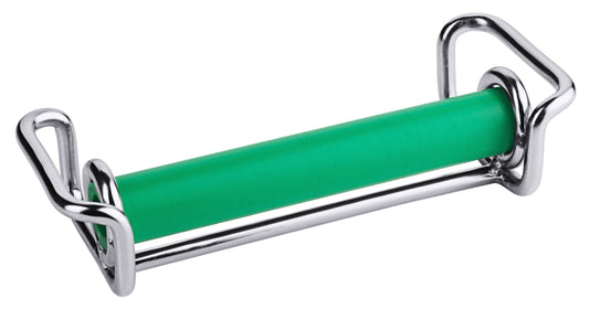 Grüner Teigroller mit Metallgriffen.