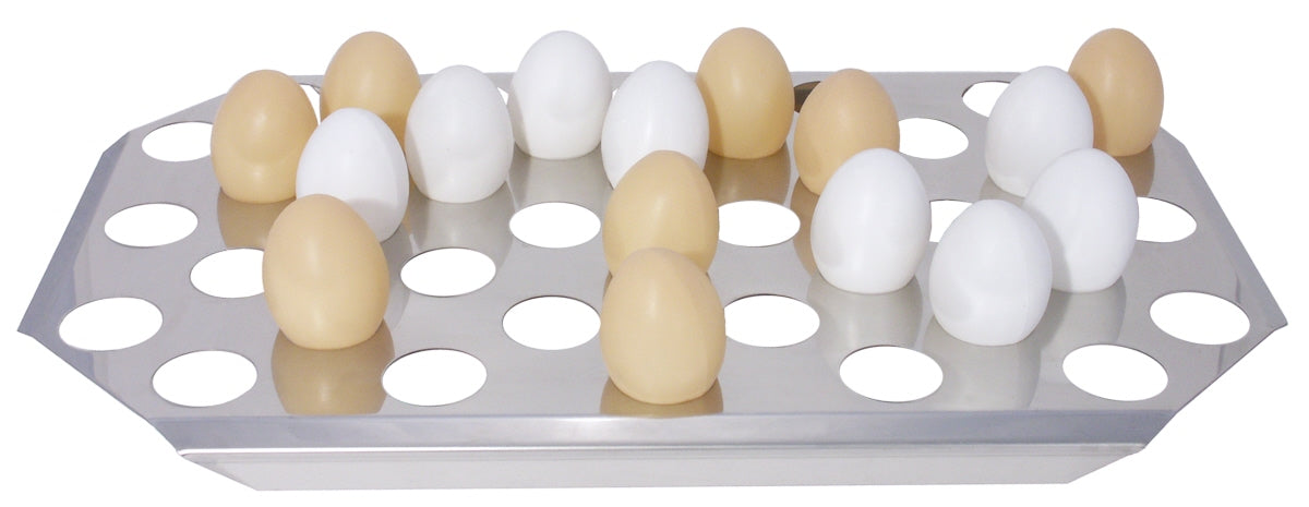 Eier auf Metalltablett angeordnet.