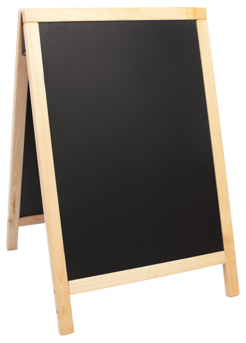 Leere Kreidetafel auf Holzständer.