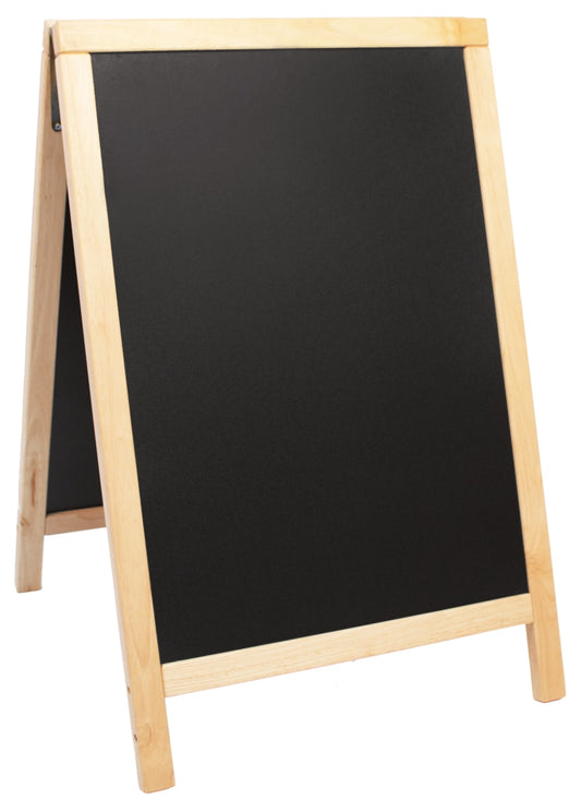 Leere Kreidetafel auf Holzständer.