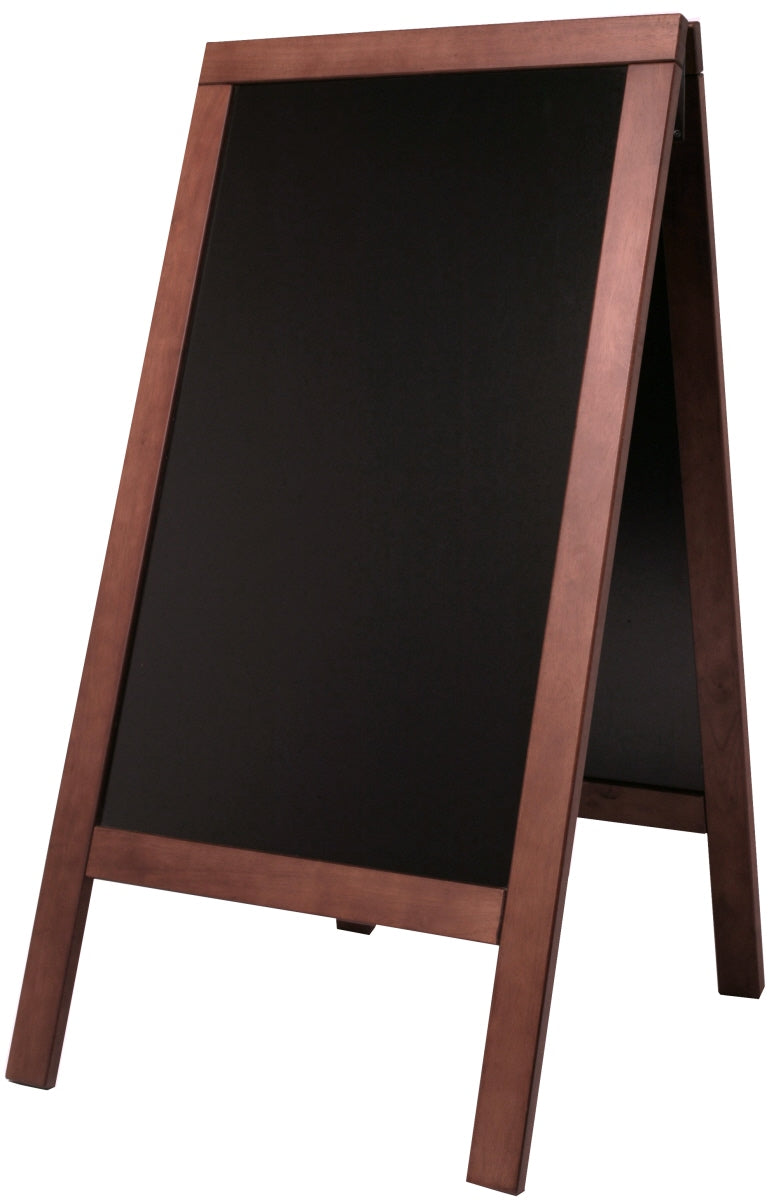 Leere Tafel auf Holzständer.