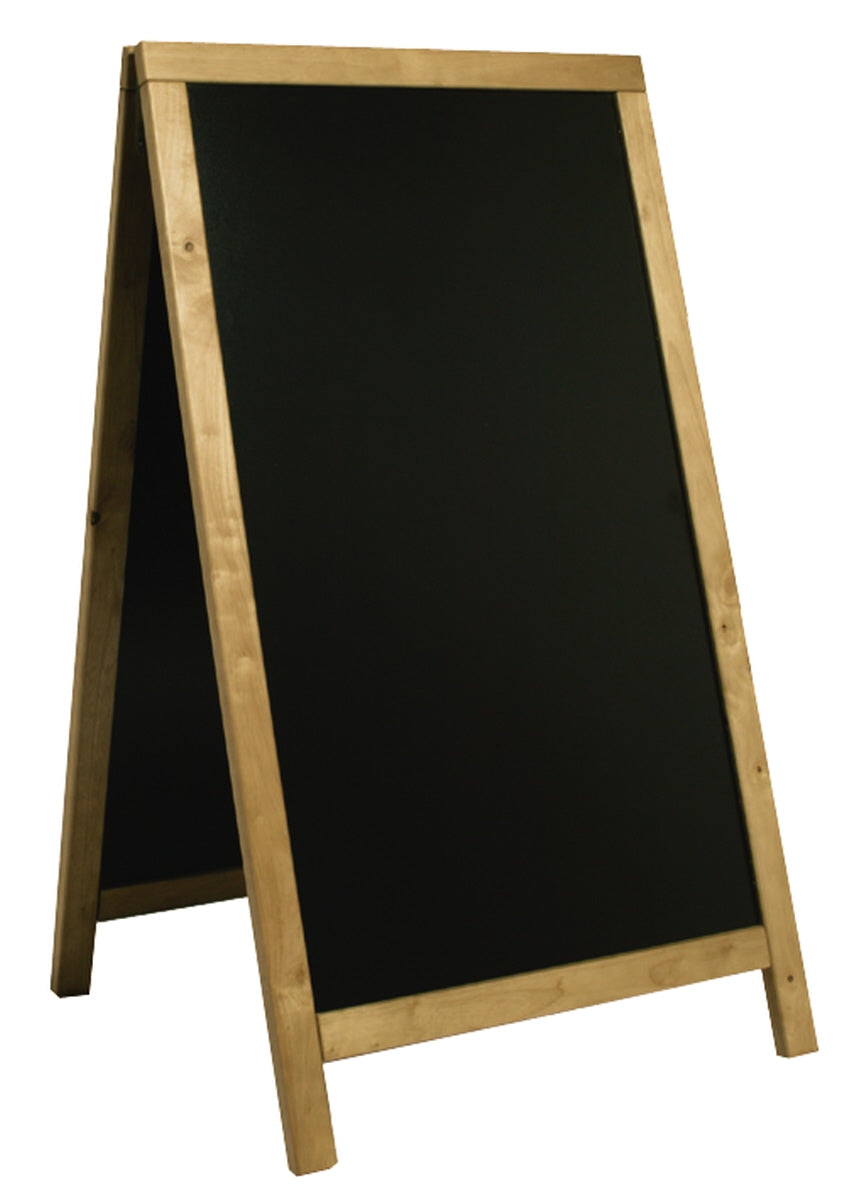 Leere Tafel auf Holzständer.