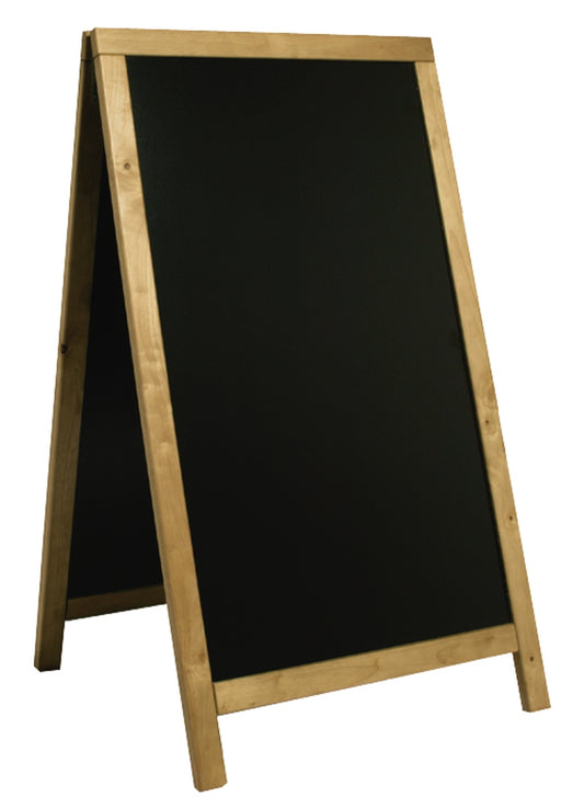 Leere Tafel auf Holzständer.