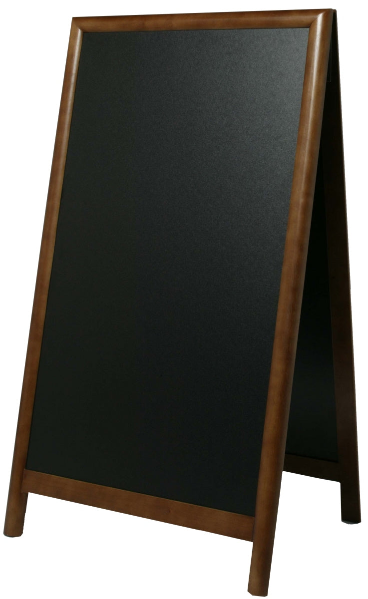 Leere Tafel auf Holzständer.