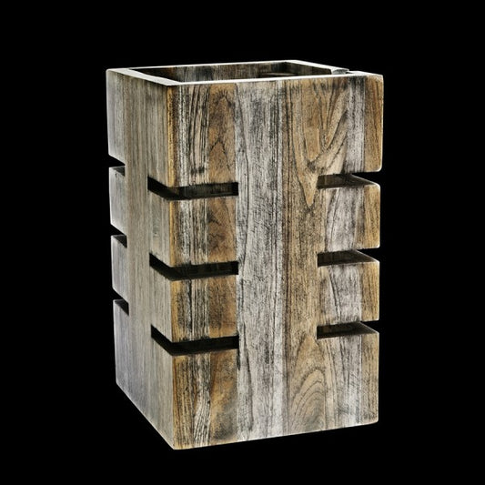 Holzblock mit Schlitzen, leer.