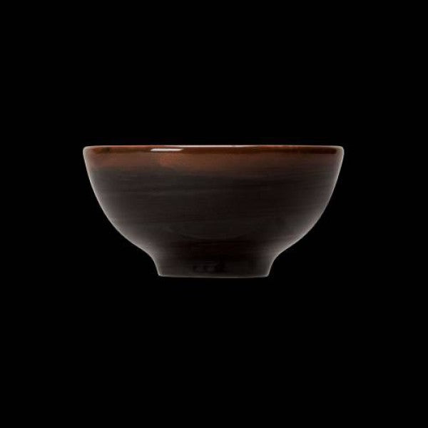 Braune Schüssel auf schwarzem Hintergrund.