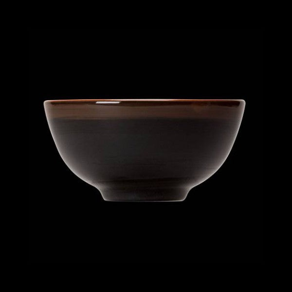 Schwarze Schüssel auf schwarzem Hintergrund.