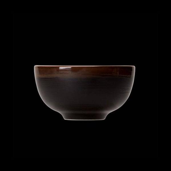 Schwarze Schüssel auf schwarzem Hintergrund.