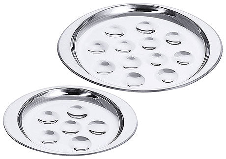 Zwei runde Edelstahl-Einlegeböden.
