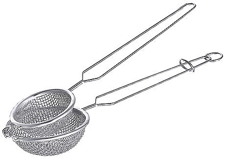 Zwei Küchensiebe aus Metall.