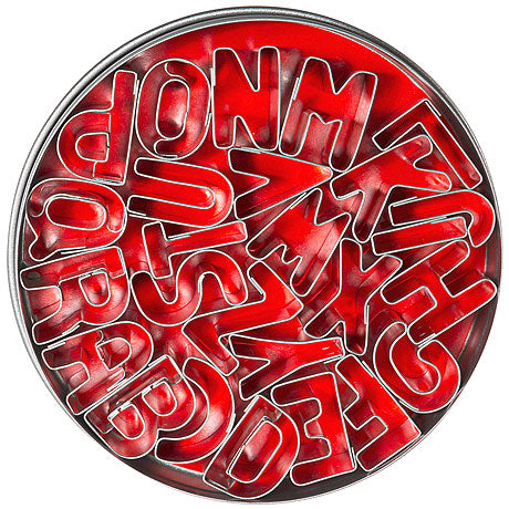 Buchstaben-Ausstechformen in runder Dose.