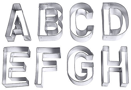 Ausstechformen in Buchstabenform.
