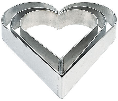 Herzförmige Ausstechformen aus Metall.