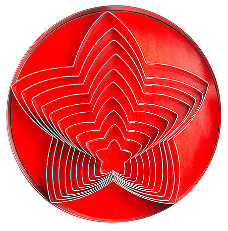 Sternförmige Ausstechformen, rot, gestapelt.