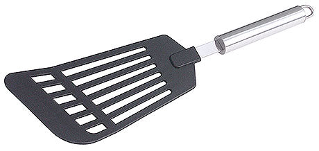 Pfannenwender mit Metallgriff.