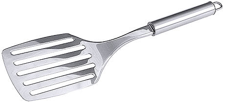 Metall-Pfannenwender mit Schlitzen.