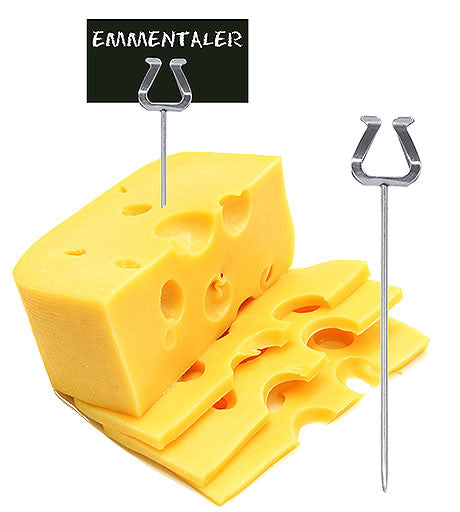 Käse mit Spieß und Schild.