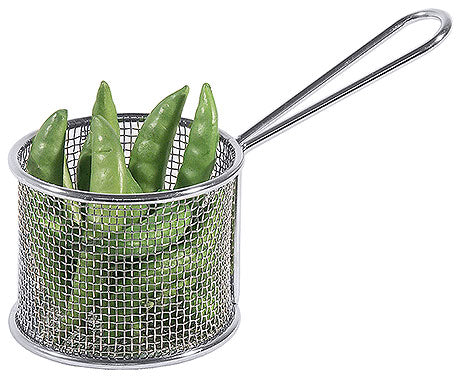 Metallsieb mit grünen Bohnen.