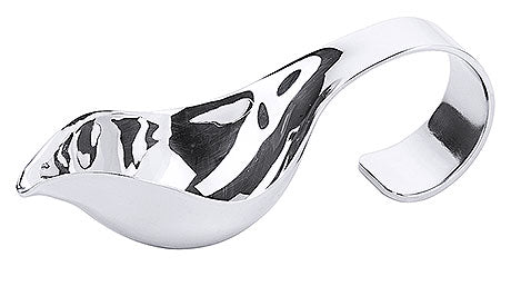 Silberne Soßenkelle mit Griff.