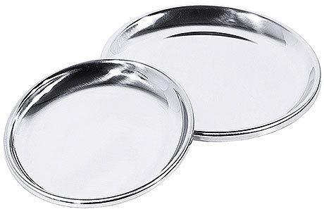Zwei runde Edelstahl-Serviertabletts.