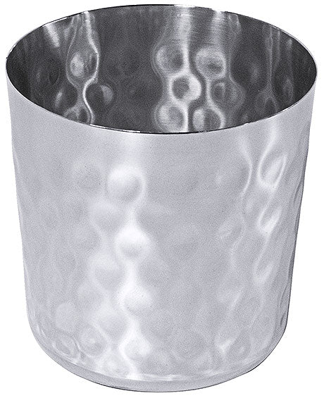 Metallbecher mit gehämmerter Oberfläche.