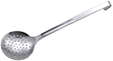 Edelstahl-Schaumlöffel mit Lochmuster.