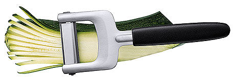 Gemüseschneider mit Zucchinistreifen.