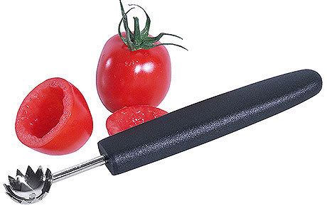 Tomatenentkerner mit Tomaten.