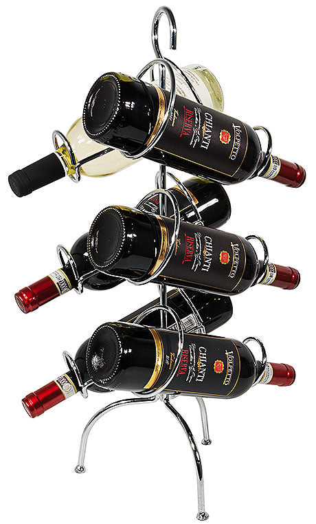 Weinregal mit Weinflaschen.