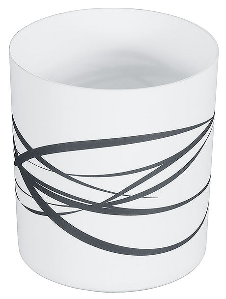 Weißer Becher mit schwarzem Muster.