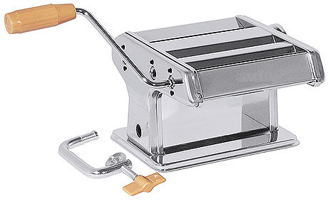 Nudelmaschine aus Edelstahl mit Kurbel.