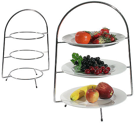 Etagere mit Obst auf Tellern.