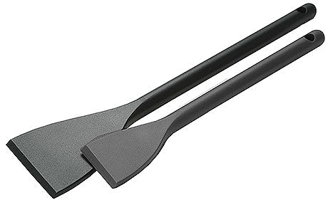 Zwei schwarze Küchenspatel aus Kunststoff.