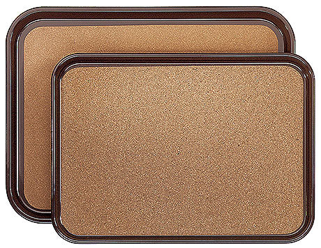 Zwei braune Serviertabletts übereinander.