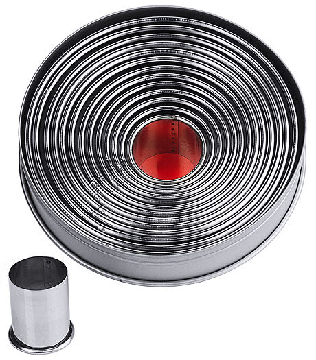 Verschachtelte runde Metallformen, obenansicht.
