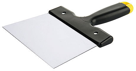 Teigschaber mit schwarzem Griff.